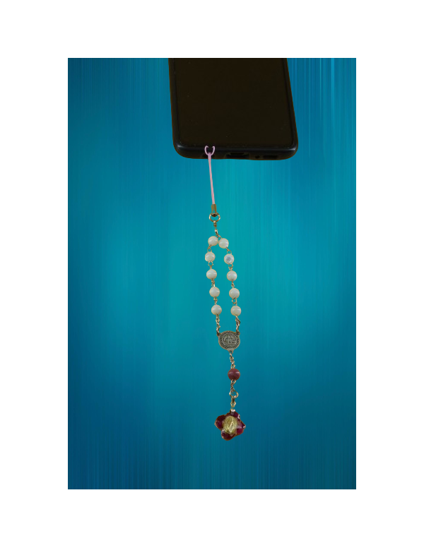 Ce dizainier est entièrement créé à la main avec des perles en nacre naturelle et rhodonite.