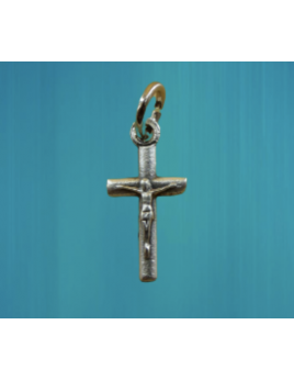 Pendentif en métal argenté d'une petite croix avec le Christ