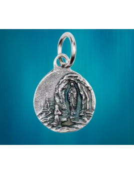 Une petite médaille de Notre-Dame de Lourdes en métal argenté.