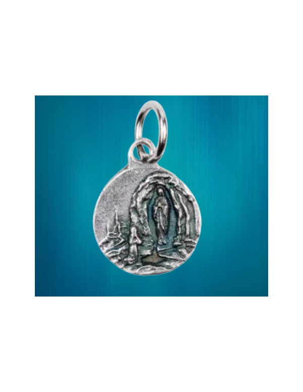 Une petite médaille de Notre-Dame de Lourdes en métal argenté.