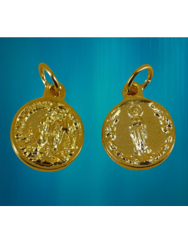 Petite médaille de Notre-Dame de Lourdes en métal doré.